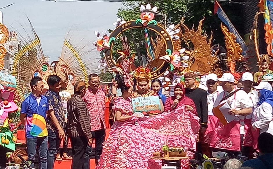 Walikota Surabaya, Tri Rismaharini saat memberikan hadiah untuk kostum terbaik.  (Foto: Pita/ngopibareng.id)