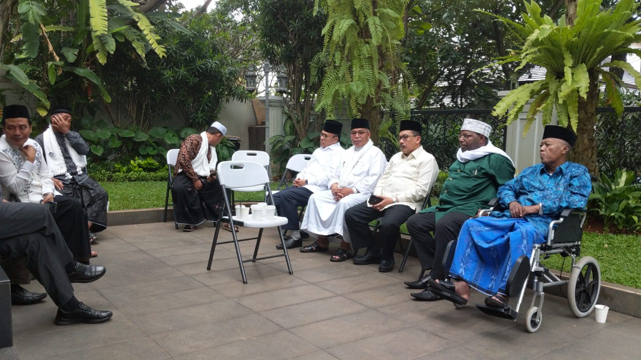 Para ulama dari Sabang sampai Merauke, berkumpul di kediaman Kiai Ma’ruf Amin, Menteng, Jakarta. (Foto: rif/ngopibareng.id)