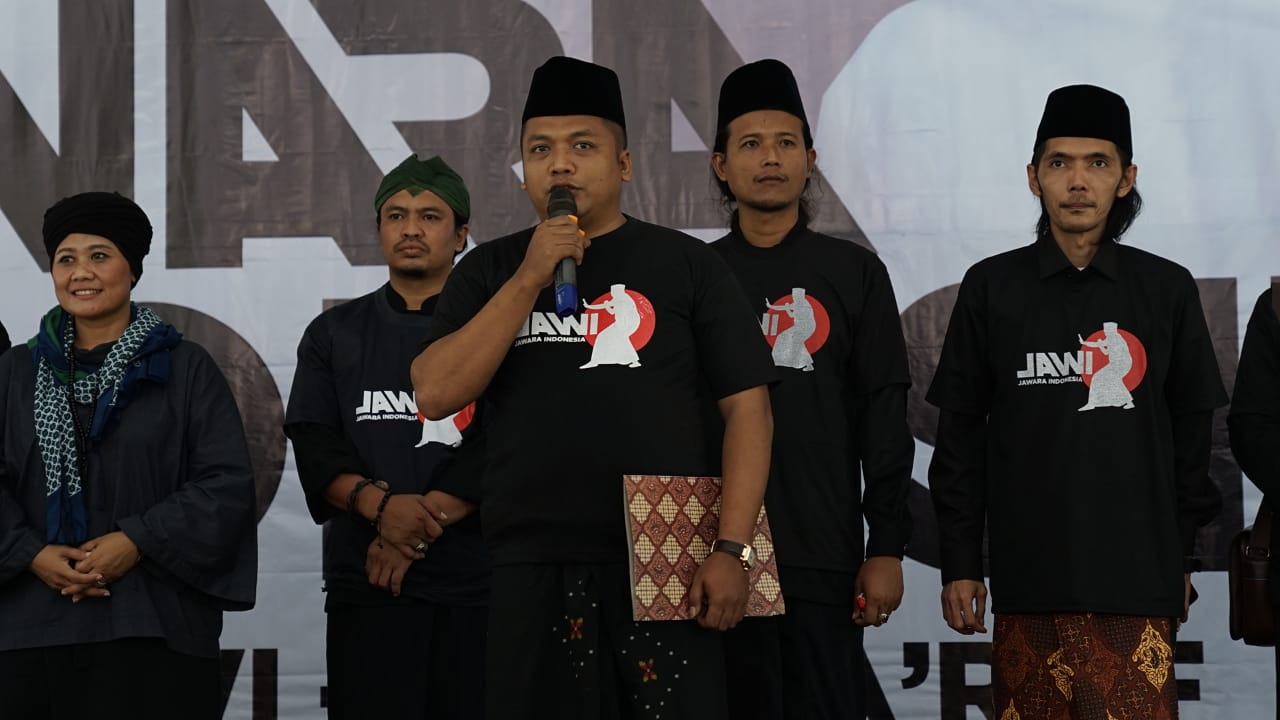 Ketua Umum Jawi, Muchamad Nabil Haroen bersama para jawara. (foto: kma for ngopibareng.id)