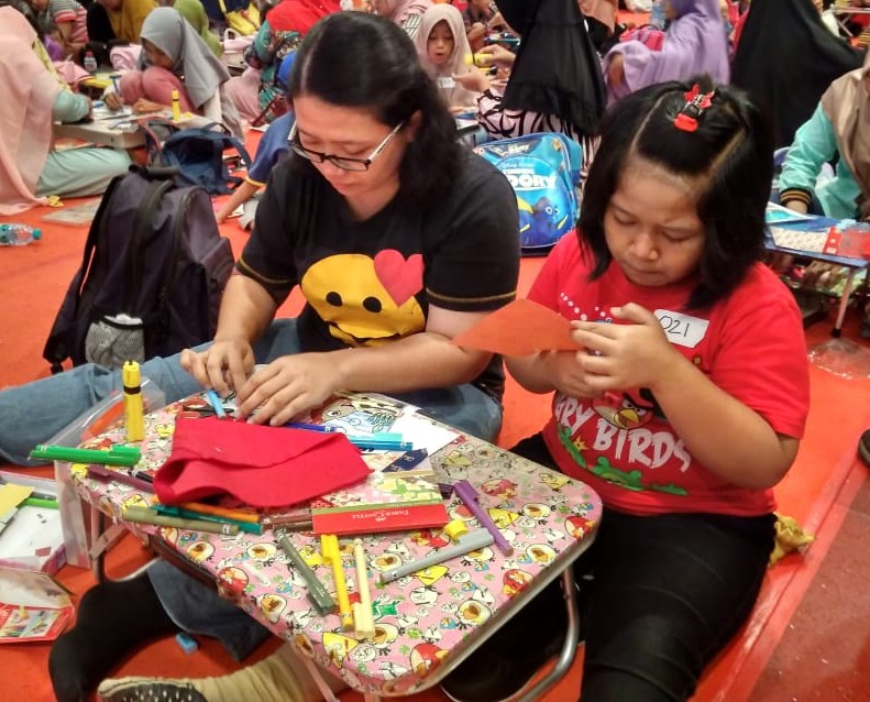 Salah satu peserta pasangan ibu dan anak membuat kolase menempel dan mewarnai di Atrium Grand City Surabaya, Minggu 17 Maret 2019. (Foto: istimewa)