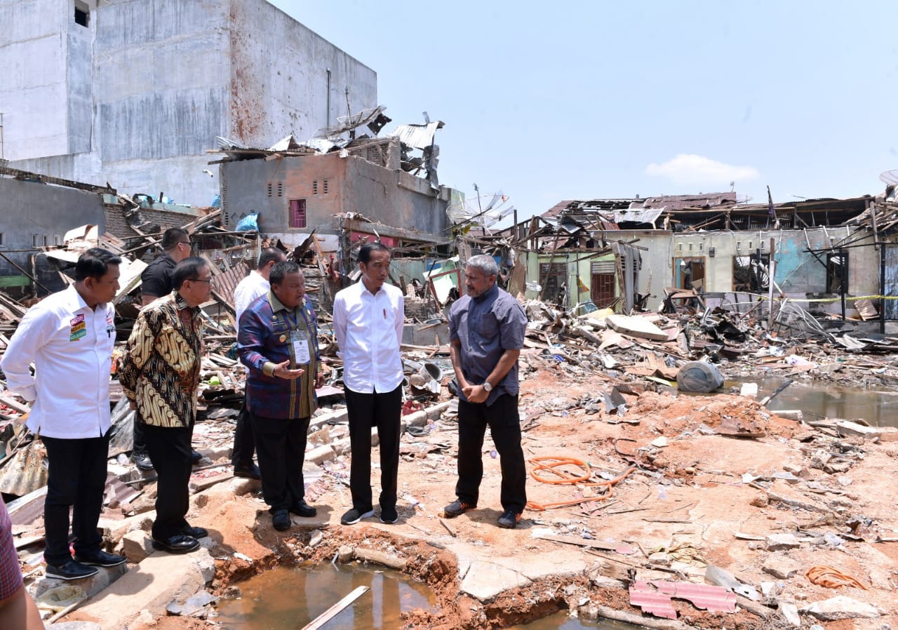 Presiden meninjau bangunan rumah yang rusak akibat bom Sibolga. ( foto: Biro Pers Setpres,)