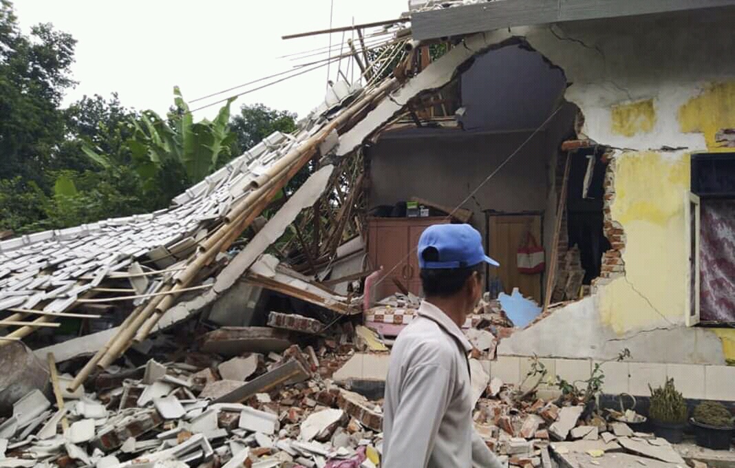Rumah ambruk akibat gempa Lombok, Minggu, 17 Maret 2019.