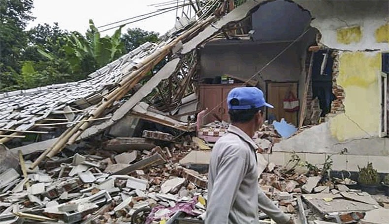 Warga mengevakuasi barangnya akibat reruntuhan dinding rumah yang roboh terdampak gempa bumi di Desa Pesanggrahan, Montong Gading, Lombok Timur, NTB, Minggu, 7 Maret 2019. (Foto: Antara)