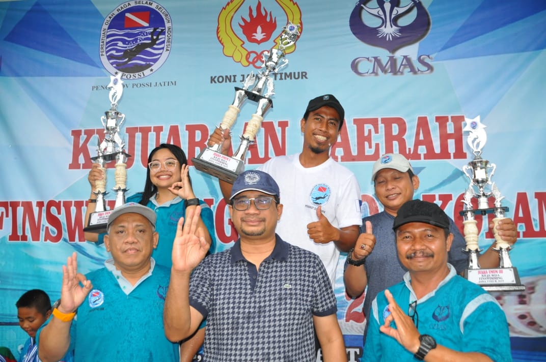 Kota Surabaya tampil sebagai juara umum Kejurda Finswimming Nomor Kolam 2019. (Foto: Haris/ngopibareng.id)