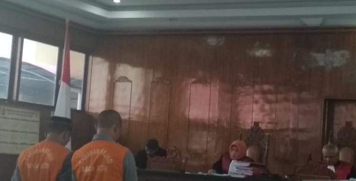  Terdakwa M Albakir dan Azhari berdiri ketika mendengarkan putusan majelis hakim Pengadilan Negeri Banda Aceh di Banda Aceh, Senin 18 Maret. (Foto: Antara/M Haris SA)