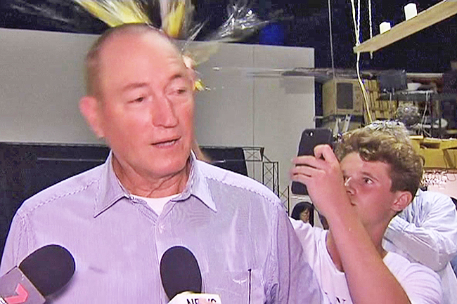 Senator Australia Frasser Anning saat ditimpuk telur oleh 'Egg Boy' Will Connolly.