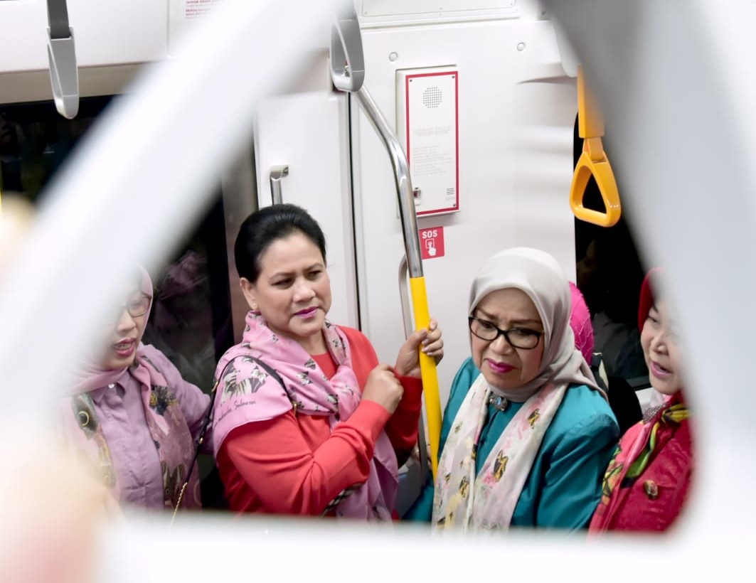 Ibu Negara, Iriana Joko Widodo beersama ibu Mufidah Jusuf Kalla dan ibu-ibu istri kabinet kerja menjajal MRT, moda transpotasi baru di Jakarta. (Foto: Biro Pers Setpres).