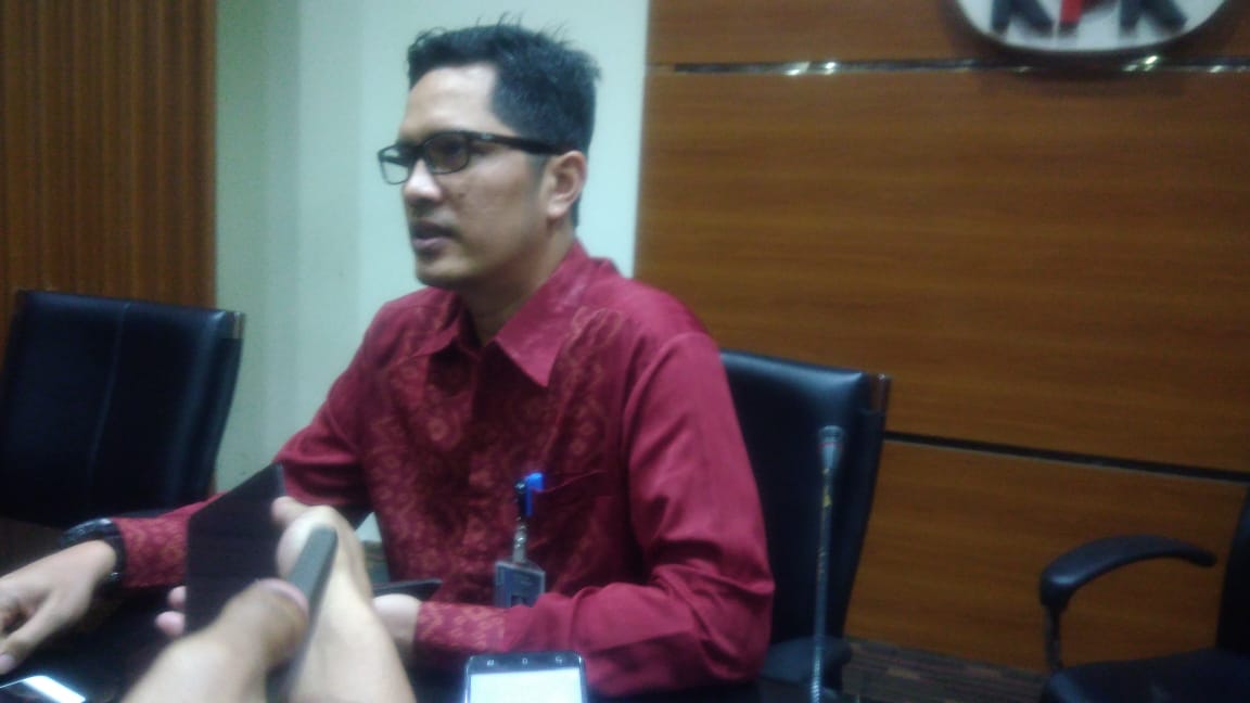 Kepala Biro Biro Humas KPK Febri Diansyah  saat memberikan keterangan kepada wartawan. (Foto: Asmanu/ngopibareng.id)