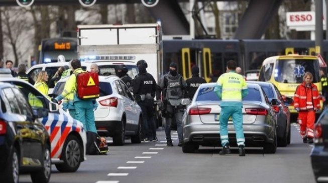 Sejumlah aparat kepolisian melakukan pengamanan dititik keramaian kota Utrecht, Belanda pasca penembakan yang meyebabkan 7 luka. (Foto: AP)