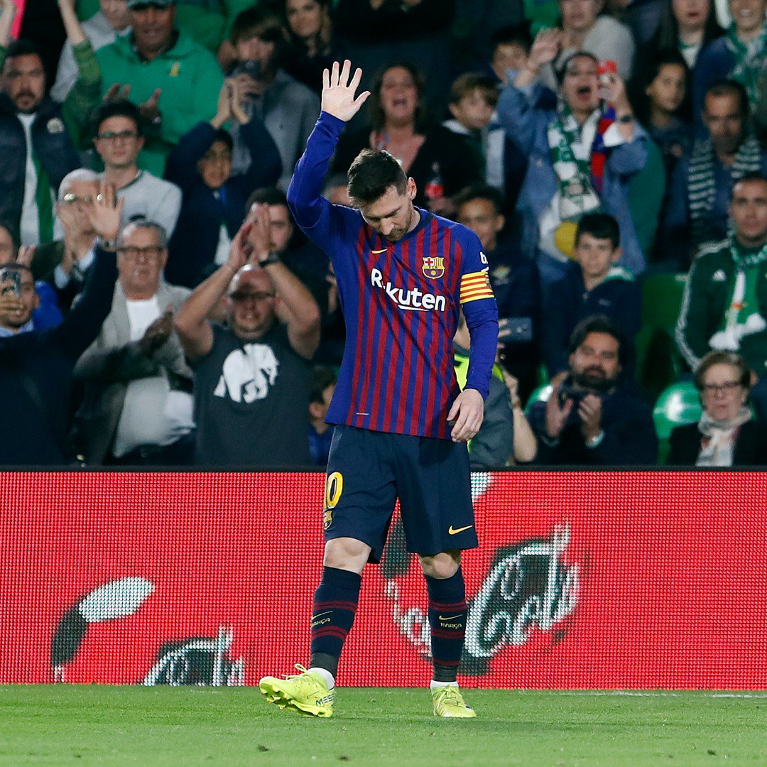 Ekspresi terharu Lionel Messi saat menerima standing ovation dari pendukung Real Betis. (Foto: Twitter/@FCBarcelona)