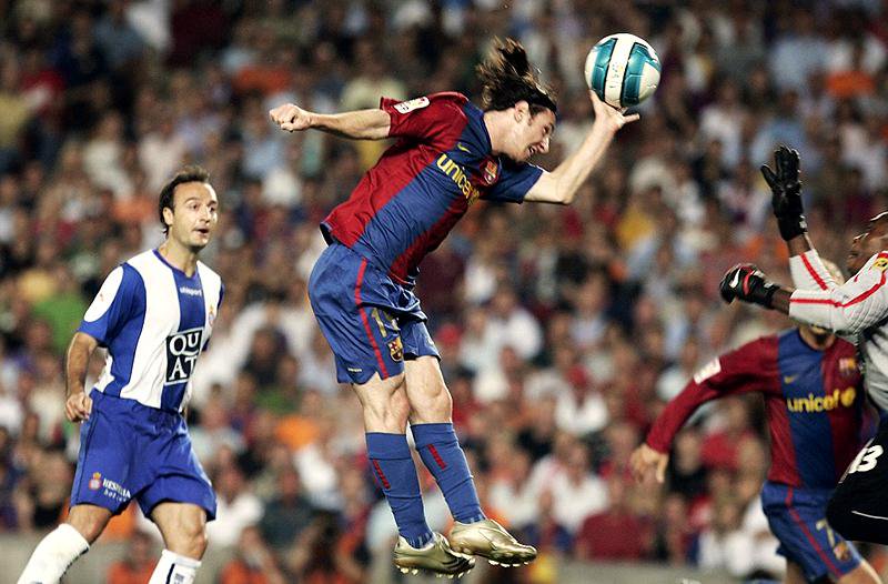 Lionel Messi saat mencetak gol dengan tangannya saat Barcelona menjamu Espanyol pada 10 Juni 2007. Laga yang berlangsung di Camp Nou itu berakhir 2-2. (Foto: Twitter/@ZoolooNooz)