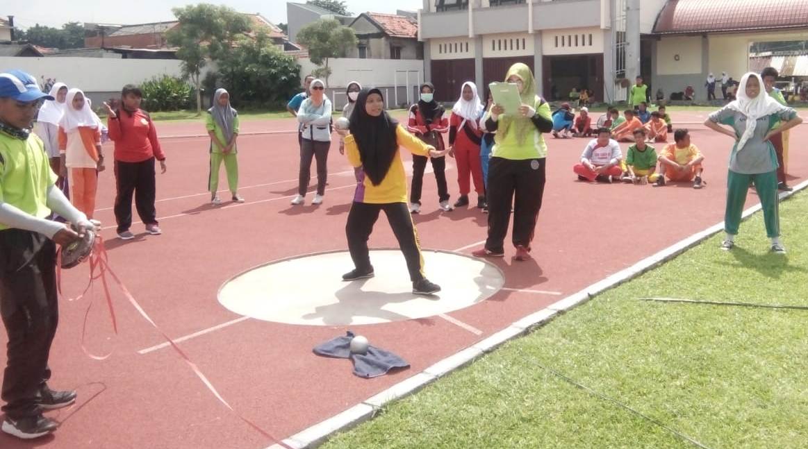 Kepala Dinas Kepemudaan dan Olahraga (Dispora) membuka lomba Tolak Peluru dan Bola Softball. (Foto: Andi/ngopi bareng.id)