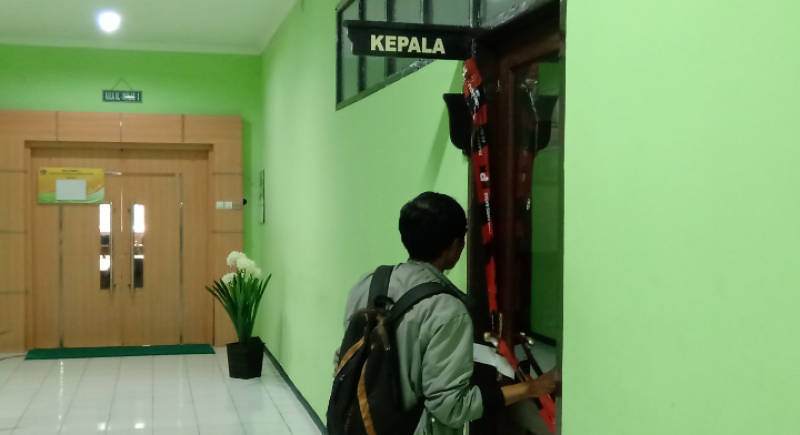 Foto dokumentasi ruang Kepala Kantor Wilayah Kementerian Agama Jawa Timur yang disegel oleh KPK. (Foto: Farid/ngopibareng.id)