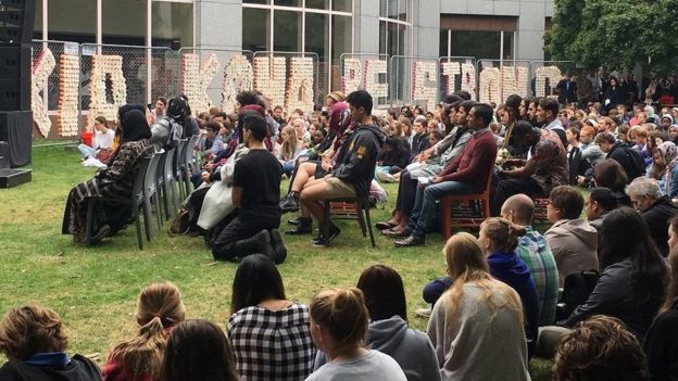Ribuan mahasiswa Universitas Canterbury aksi simpati bagi korban terorisme di Selandia Baru. (Foto: bbc)