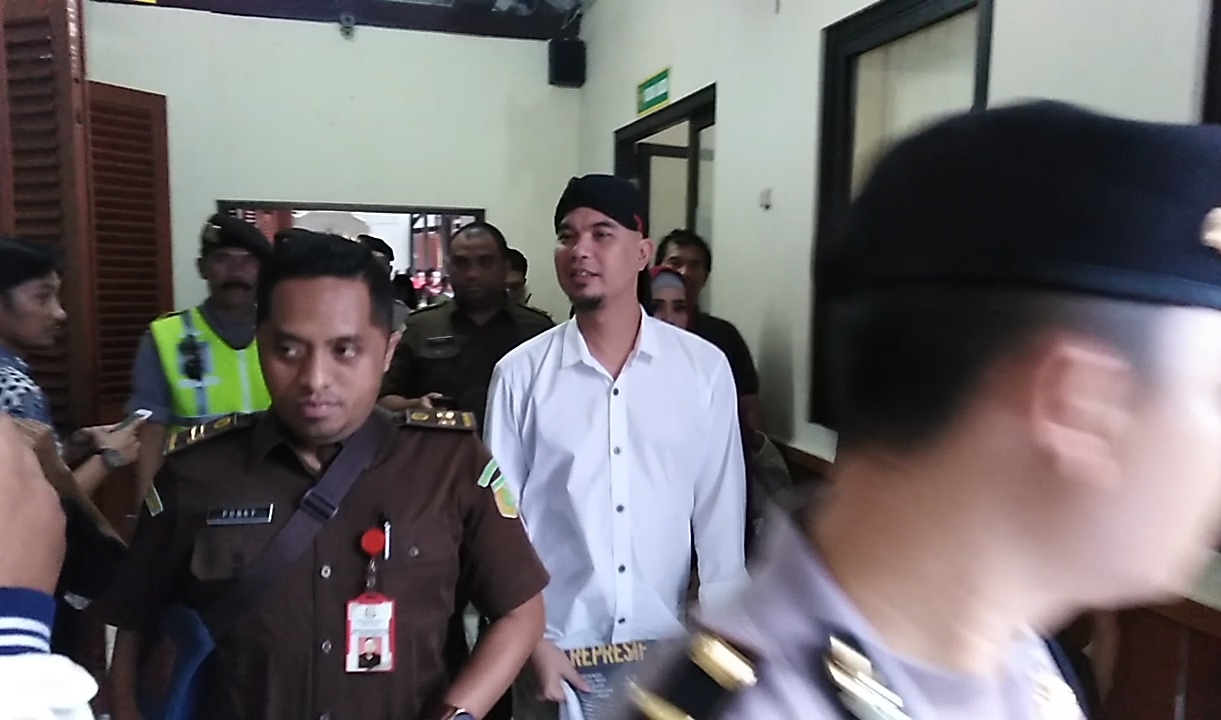 Ahmad Dhani Prasetyo saat menjalani persidangan di PN Surabaya, Selasa 19 Februari 2019. (foto : farid /ngopibareng.id) 