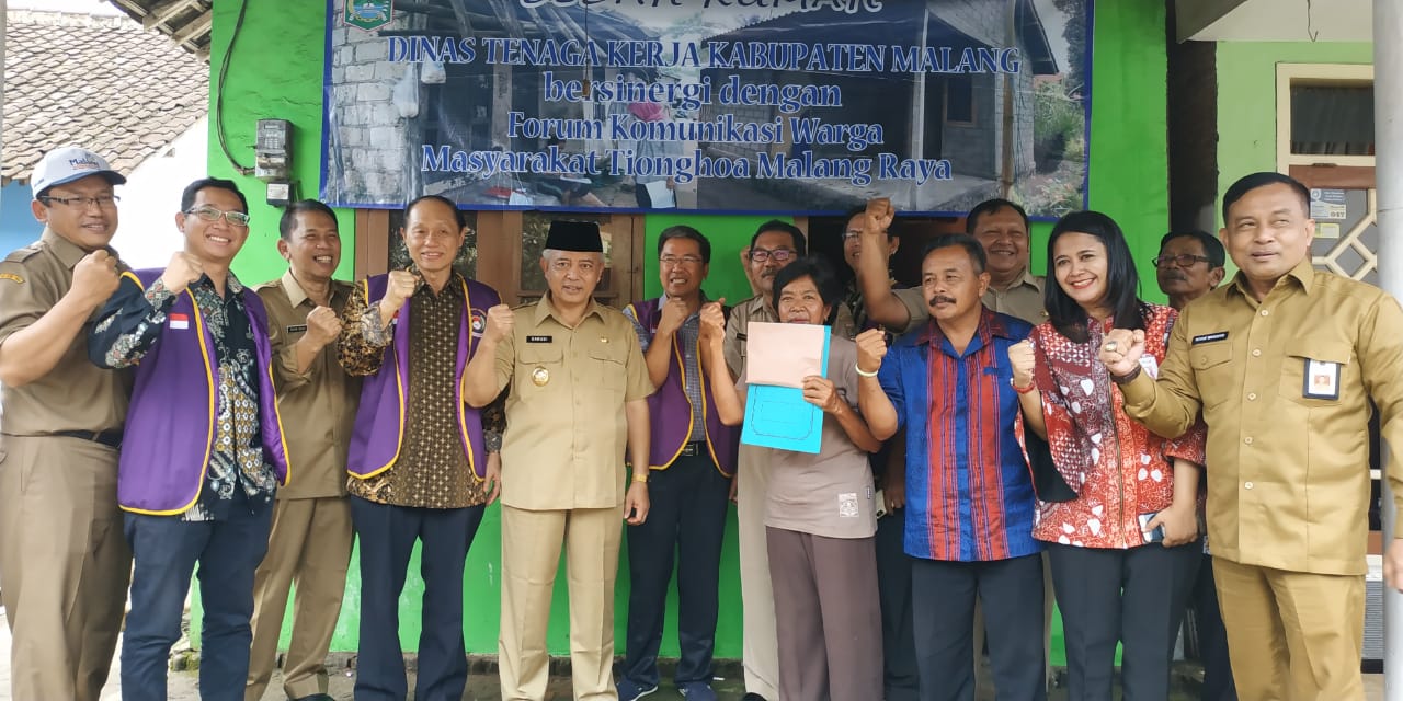 Disnaker Kabupaten Malang bersama Forum Masyarakat Tionghoa Malang Raya menggelar bedah rumah warga kurang mampu. (Foto: Fajar/ngopibareng.id)