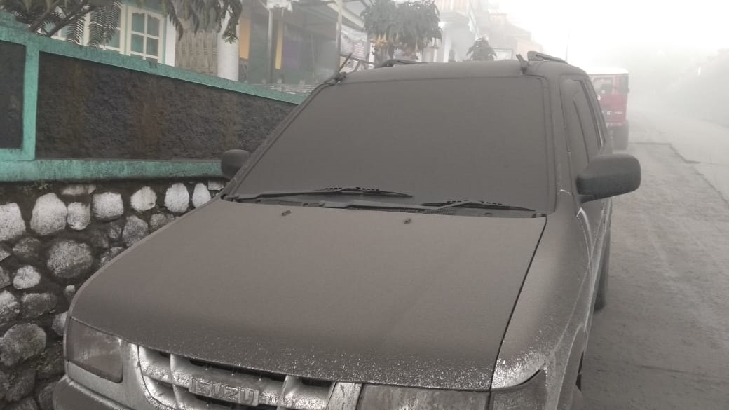 SEBUAH mobil yang parkir di lereng atas Gunung Bromo terkena hujan abu vulkanis. (Foto: Ikhsan/ngopibareng.id)
