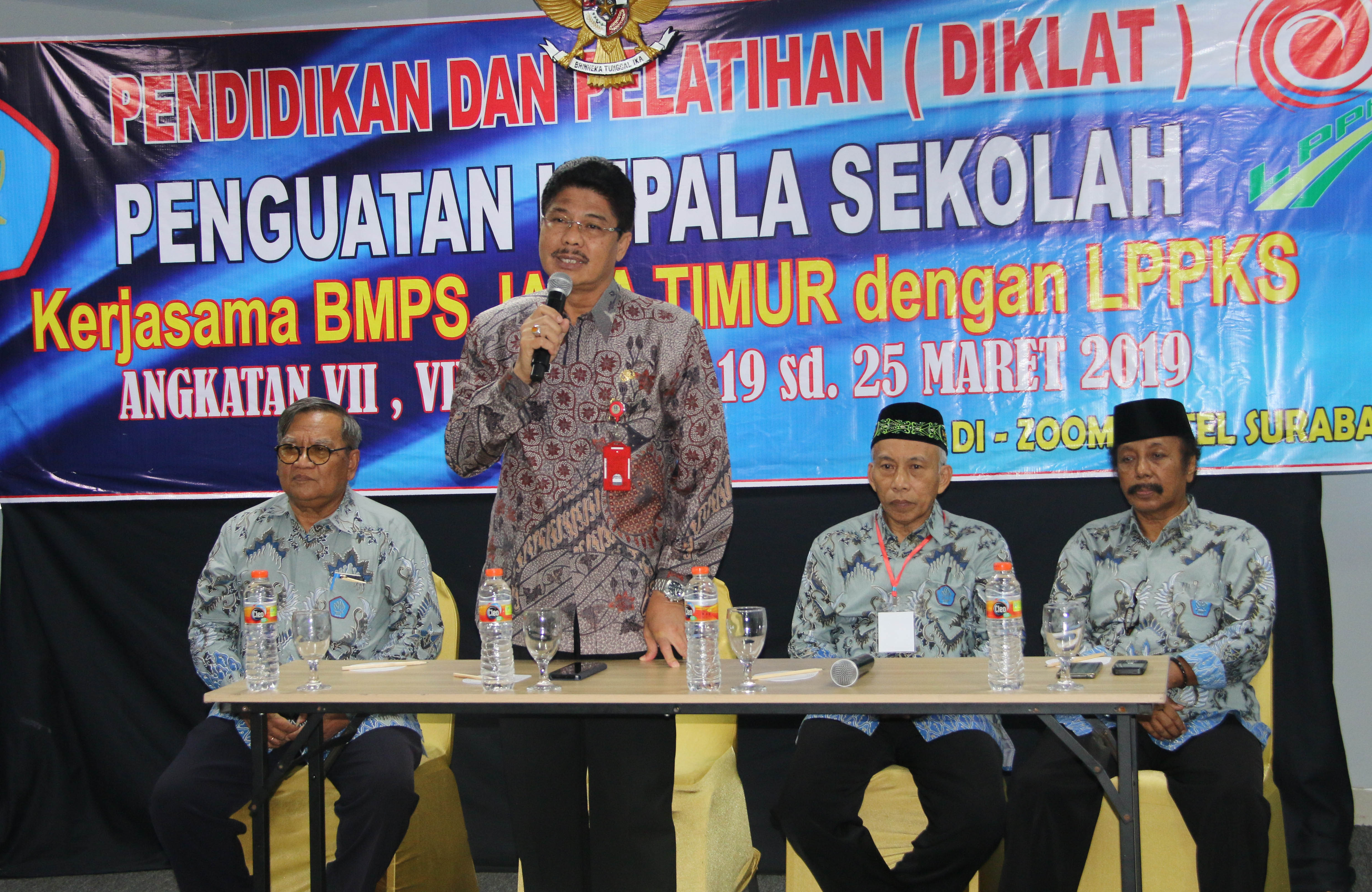 Dr. Saiful Rachman, MM., M.Pd Kepala Dinas Pendidikan Propinsi Jatim  saat memberi pengarahan kepada peserta Diklat Penguatan Kepala Sekolah di Hotel Zoom Surabaya