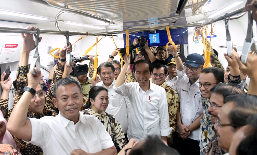 Presiden pun bergelayutan ketikan njajal MRT Selasa 19 Maret 2019. ( foto : Biro Pers Setpres )