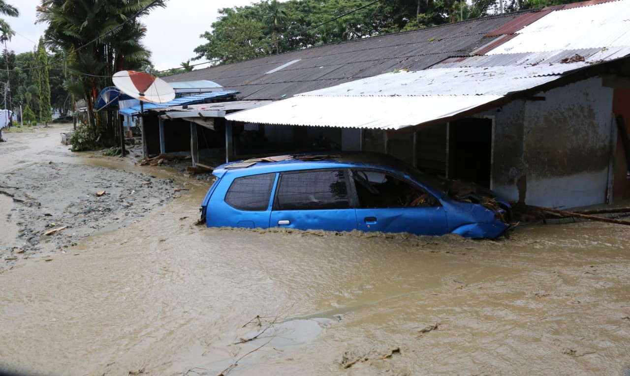 Sebuah mobil terseret banjir bandang Sentani, Papua. (Foto: BNPB)
