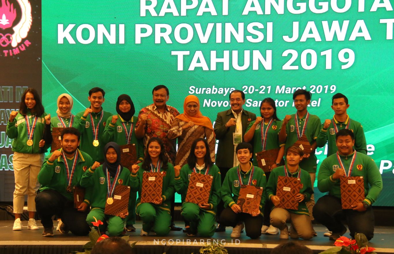 Gubernur Jatim besama Ketua KONI Pusat dan Jatim serta atlet peraih medali emas. (foto: Haris/ngopibareng.id)
