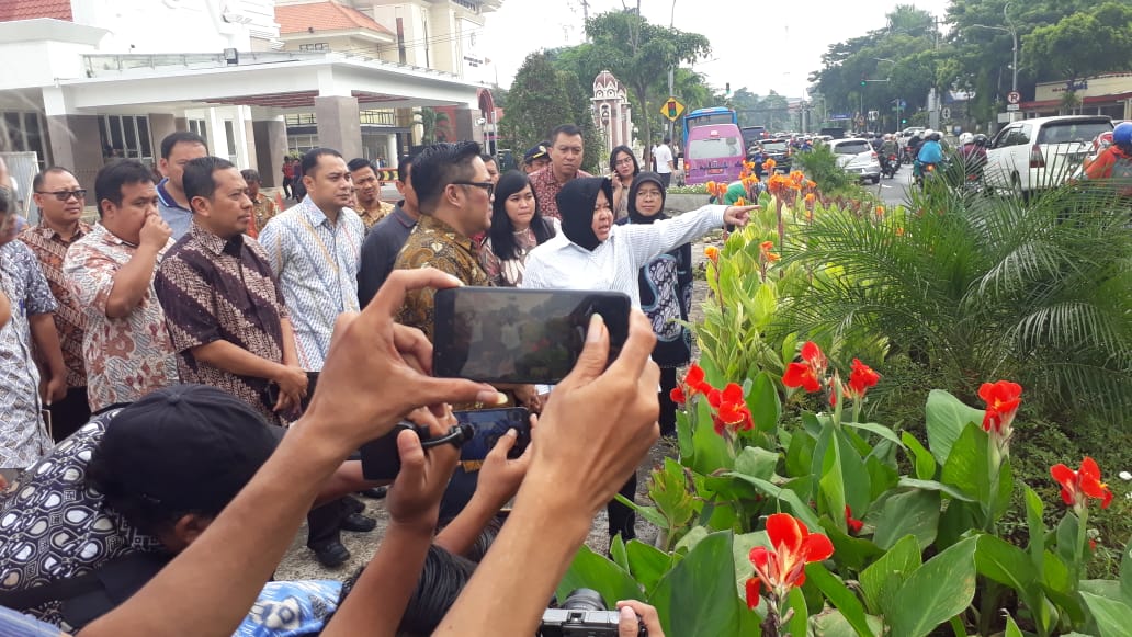 Wali Kota Surabaya Tri Rismaharini saat meninjau Balai Pemuda, Surabaya, Rabu 20 Maret 2019. (Foto: farid/ngopibareng.id) 