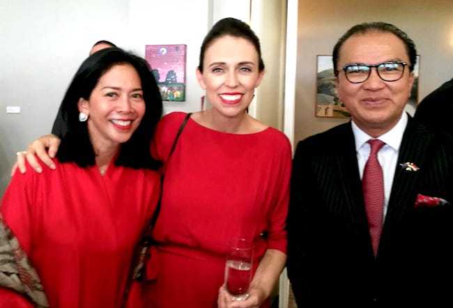 Duta Besar RI untuk Selandia Baru Tantowi Yahya dan istrinya, Dewi Handayanyi foto bersama Perdana Menteri Jacinda Ardern. (Foto: tantowi yahya for ngopibareng.id)