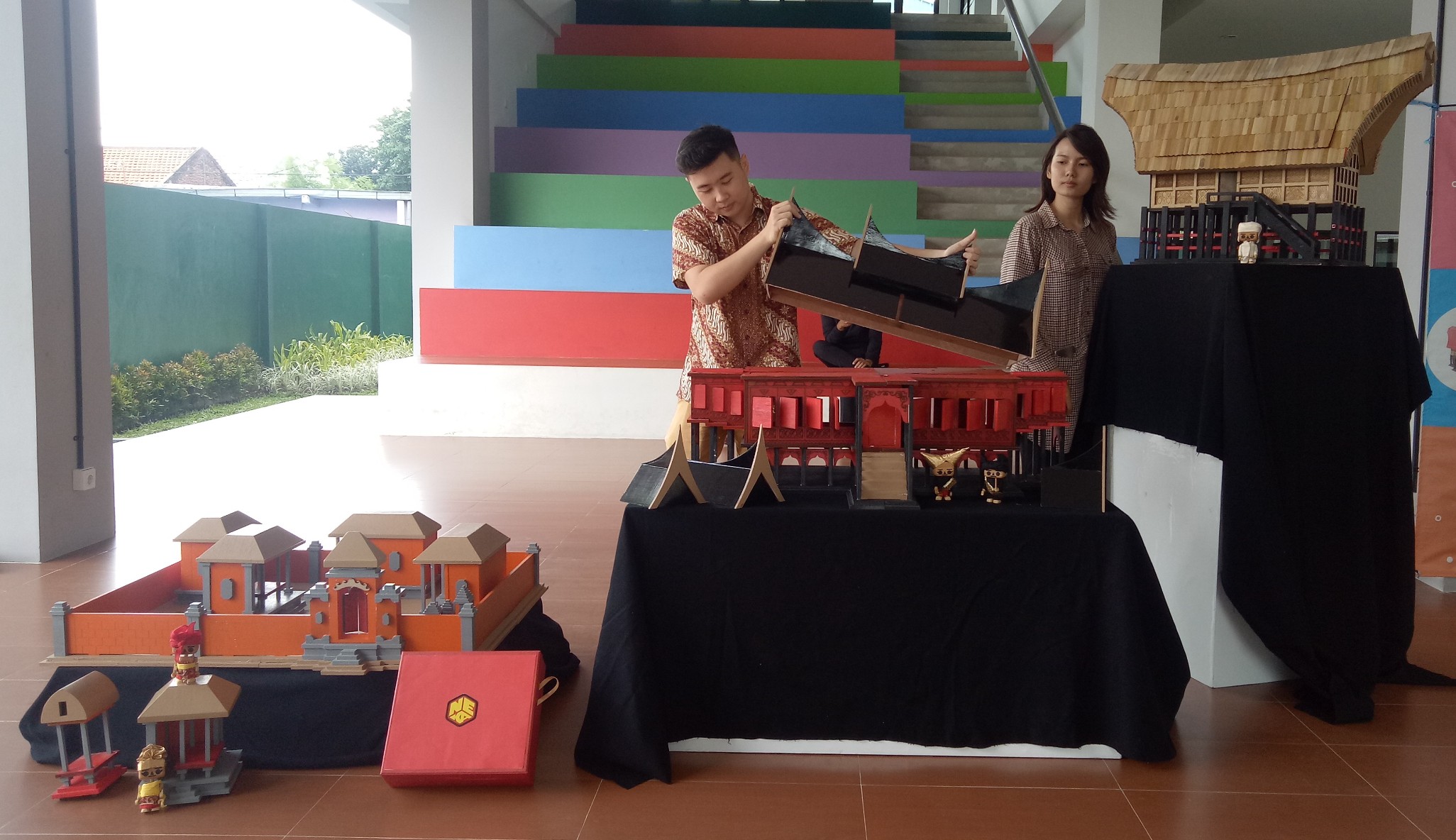 Brian Kurniawan Jaya saat menunjukan permainan NEKA hasil karyanya di Ubaya Student Center.  (Foto: Pita/ngopibareng.id)