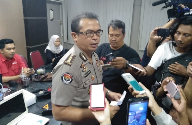 Kabid Humas Polda Jatim Kombes Frans Barung Mangera saat memberikan keterangan kepada wartawan. (Foto: Roesdan/ngopibareng.id)
