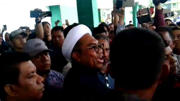 Ali Muchtar Ngabalin, saat menemui massa yang menolaknya hadir di UINSU, Sumatera Utara, Kamis 21 Maret 2019. (Foto: ist for ngopibareng.id)