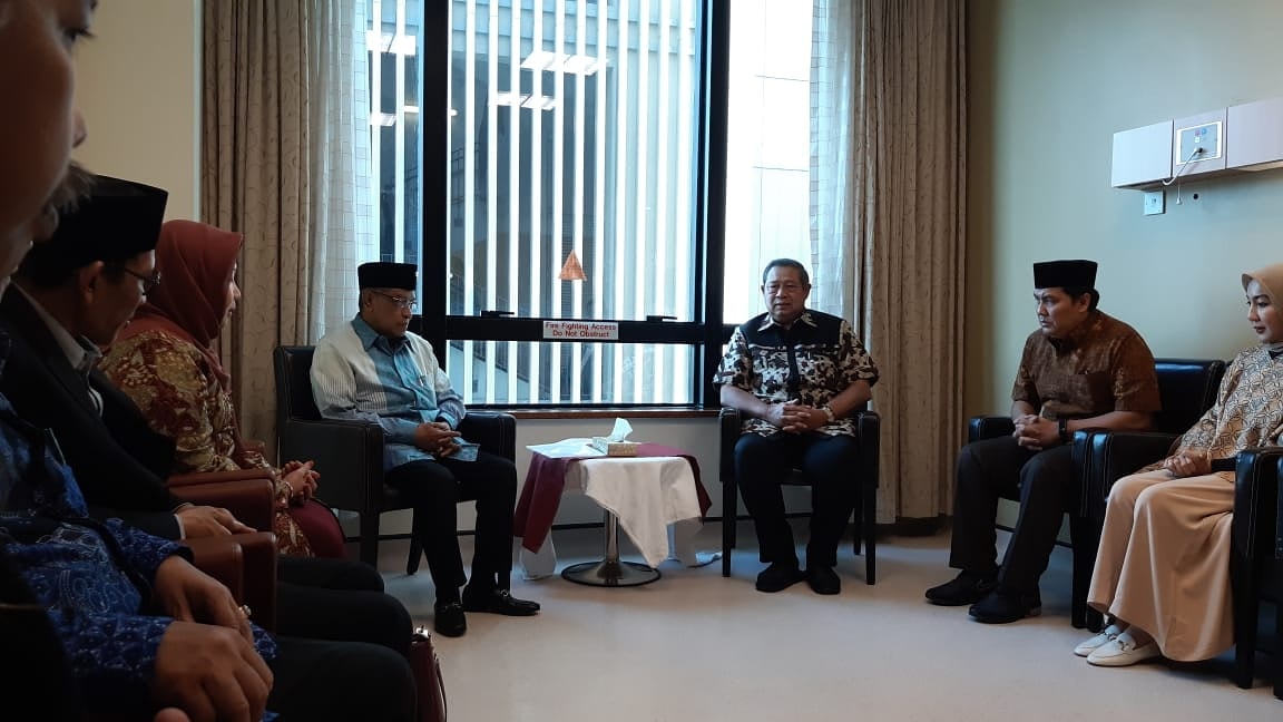 Ketua Umum PBNU, KH Said Aqil Siroj beserta jajarannya membesuk Ny Ani Yudhoyono di National Universtiy Hospital Singapura,  (Foto: nu for ngopibareng.id)
