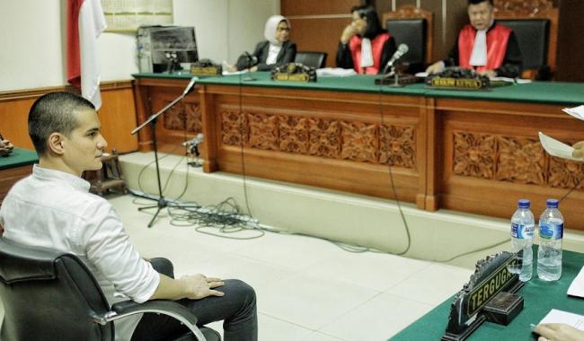 Steve Emmanuel menjalani sidang perdana kasus narkoba di Pengadilan Negeri Jakarta Barat, pada Kamis 21 Maret 2019.