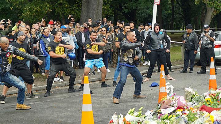 Anggota geng pengendara motor Selandia Baru melakukan tarian Haka untuk menghormati para korban penembakan masjid di Christchurch, Selandia Baru, Ahad, 17 Maret 2019. Dukungan untuk komunitas minoritas muslim di berbagai negara juga turut mengalir dari berbagai kalangan. (Foto: reuters/antara)