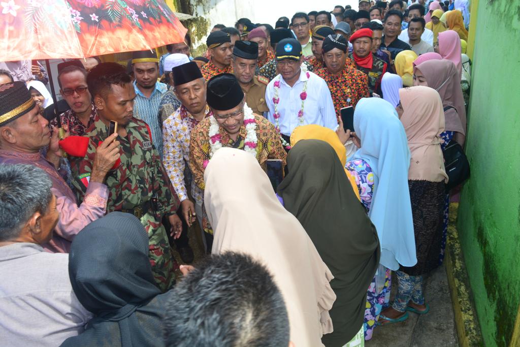 Ketua Umum Pimpinan Pusat Muhammadiyah Haedar Nasir  disambut hangat di Kangean. (Foto: md for ngopibareng.id)