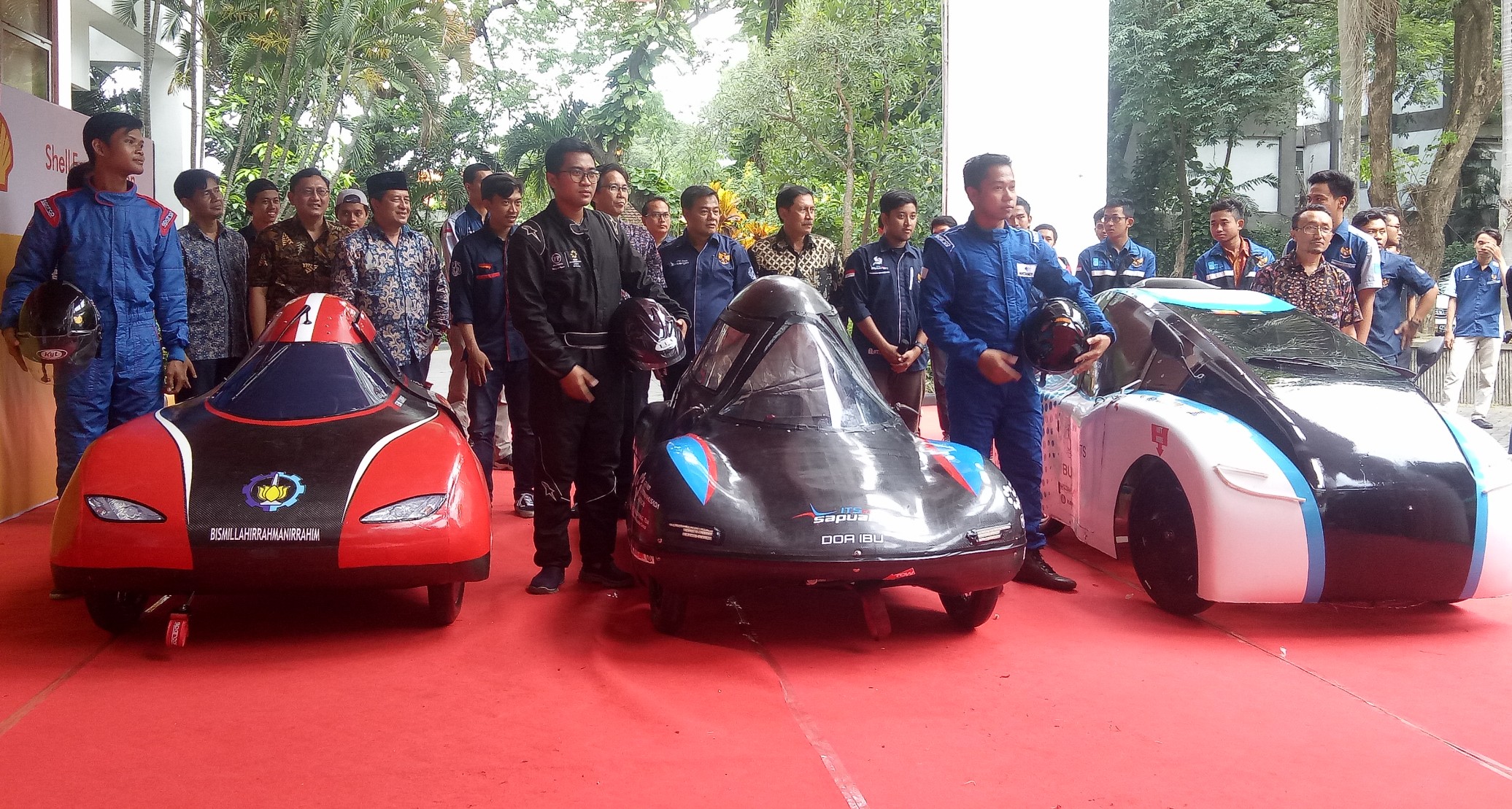 Tiga kategori mobil buatan ITS ini akan diberangkatkan ke Malaysia untuk mengikuti kompetisi Shell Eco-Marathon Asia 2019. Tiga mobil itu adalah Nogogeni dengan mobil urban electrik (kiri),  tim sapuagin dengan mobil Gasoline,  dan tim Antasena dengan mobil Hydrogen. (Foto: Pita/ngopibareng.id)