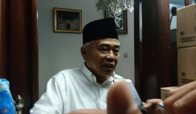 Kiai Asep, saat ditemui di kediamannya, yang terletak di Pondok Pesantren Amanatul Ummah, Siwalankerto, Surabaya, Jumat, 22 Maret 2019, malam. (Foto: farid/ngopibareng.id) 