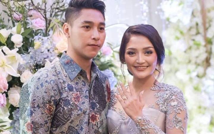 Siti Badriah (Sibad) dilamar kekasihnya Krisjiana Baharudin pada Kamis, 21 Maret 2019.