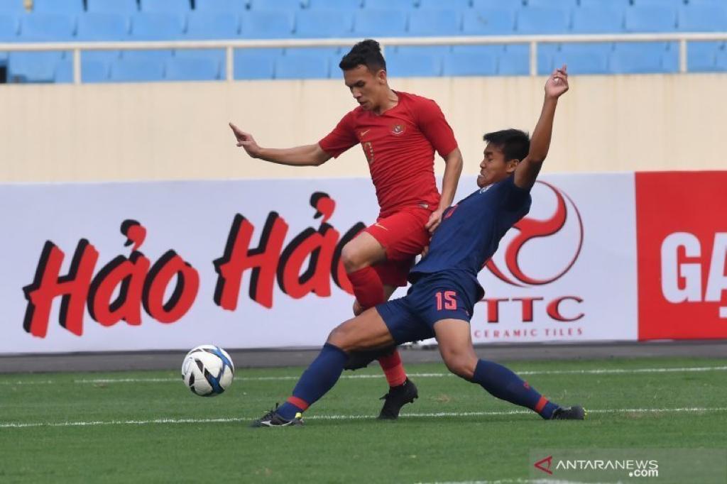 Aksi Egy Maulana Vikri saat Timnas kalah 0-4 dari Thailand U-23. Timnas Indonesia U-23 harus menang lawan Vietnam jika ingin lolos ke putaran final Piala AFC U-23 2020. (Foto: Antara)