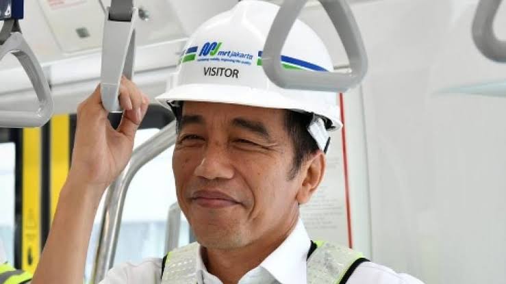 Presiden Joko Widodo saat meninjau MRT. (Foto: dok/antara)