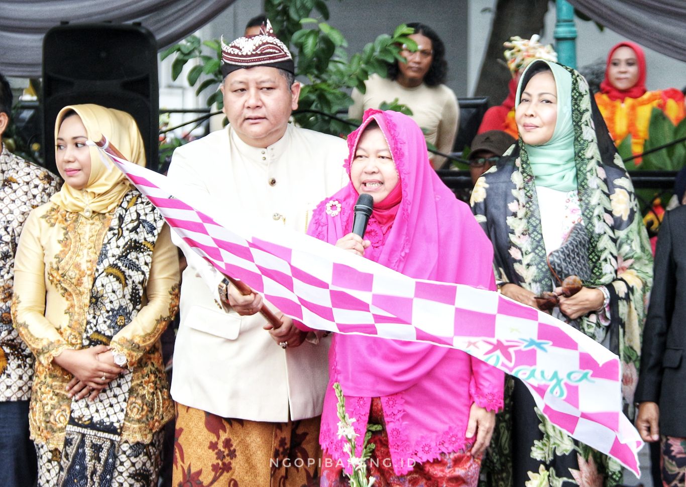 Wali Kota Surabaya, Tri Rismaharini saat membuka acara di sekitar Tugu Pahlawan Surabaya, Minggu 24 Maret 2019. (Foto: Haris/ngopibareng.id)
