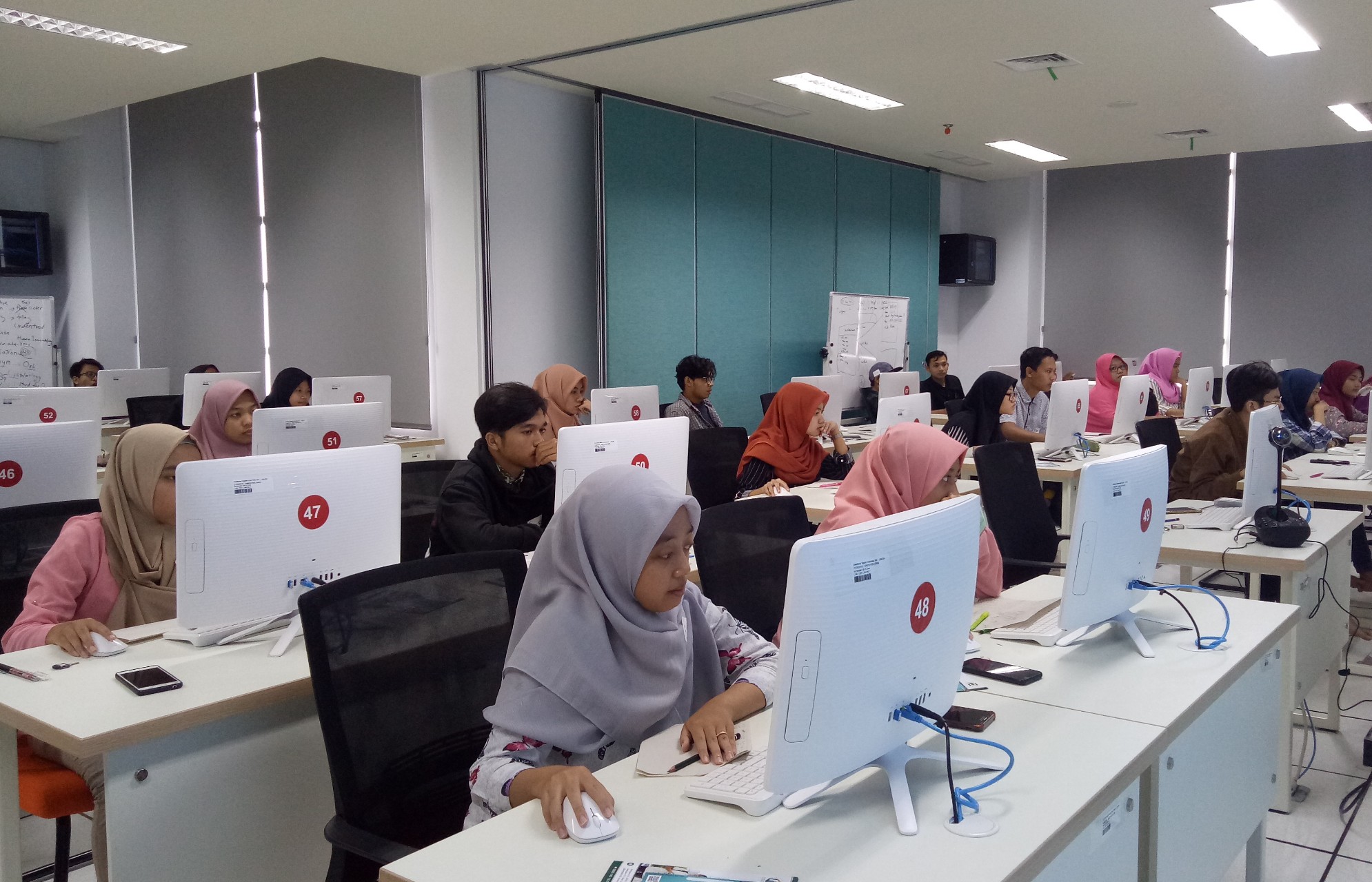 Suasana simulasi SBMPTN berbasis web yang dilaksanakan di kampus Unusa Jemursari Surabaya, Minggu, 24 Maret 2019. (Foto: Pita/ngopibareng.id)