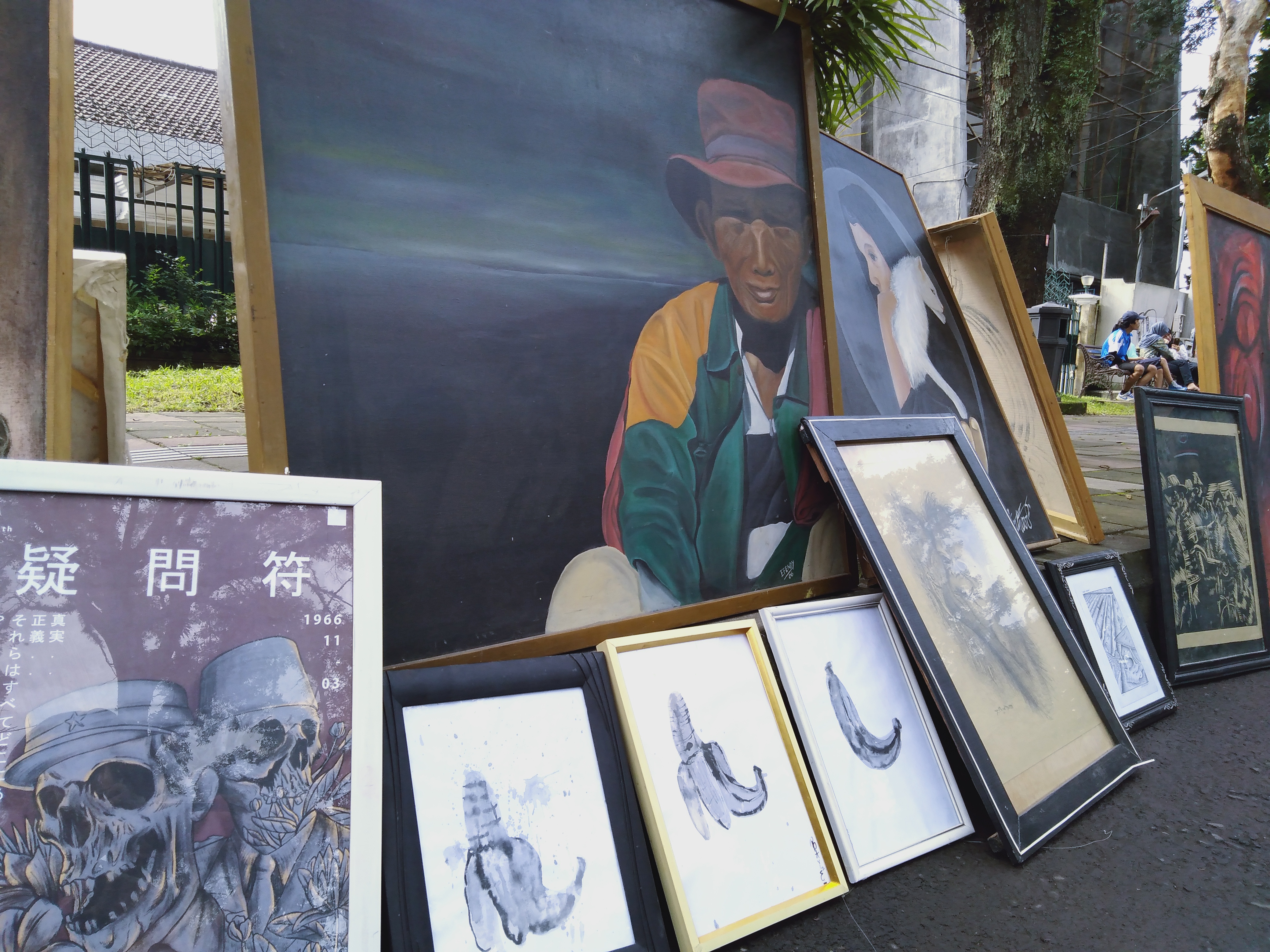 Lukisan-lukisan dilelang untuk korban bencana alam di Papua dan Yogyakarta (Foto: Fajar/Ngopibareng.id)