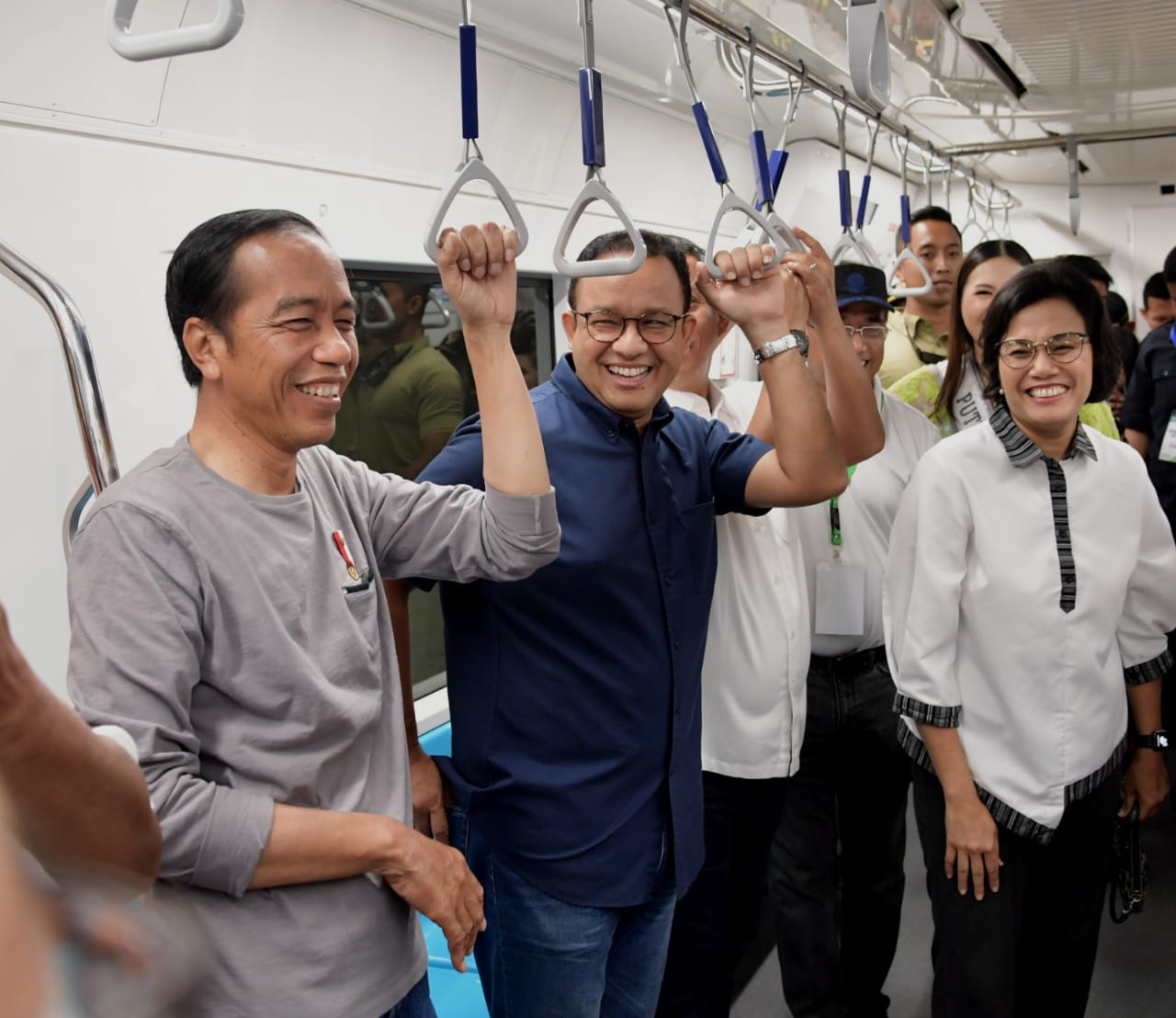 Presiden Jokowi didampingi sejumlah menteri Kabinet Kerja dan Gubernur DKI, Anies Baswedan usai meresmikan MRT di Bundaran HI Jakarta, Minggu 24 Maret 2019. (Foto: Biro Pers Setpres). 