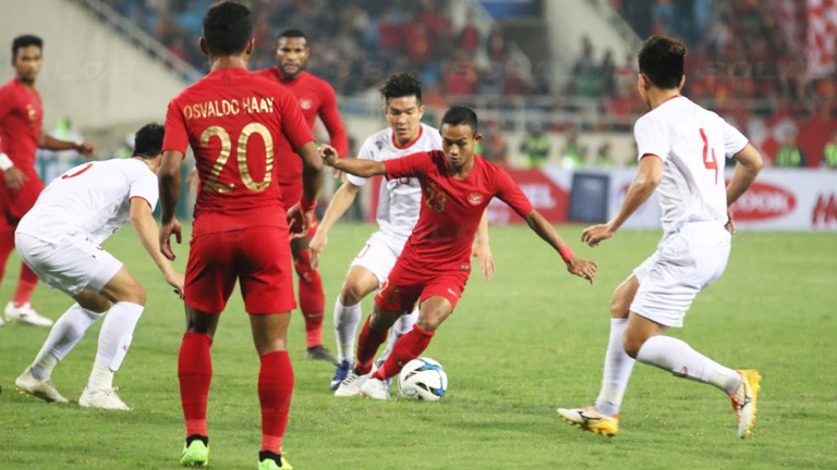 Babak pertama Timnas Indonesia U-23 Vs Vietnam U-23 imbang 0-0. Tampak Sani Rizki dikepung 3 pemain Timnas Vietnam U-23. (Foto: Reuters) 