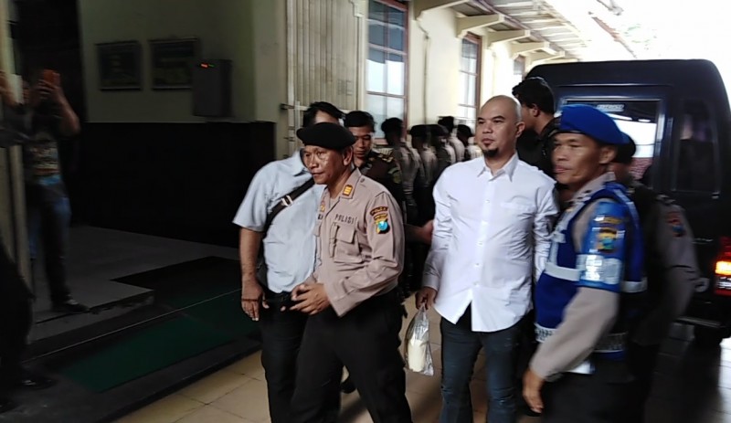 Ahmad Dhani saat turun dari mobil tahanan, di PN Surabaya, Kamis 21 Maret 2019. (foto: Farid/ngopibareng.id) 