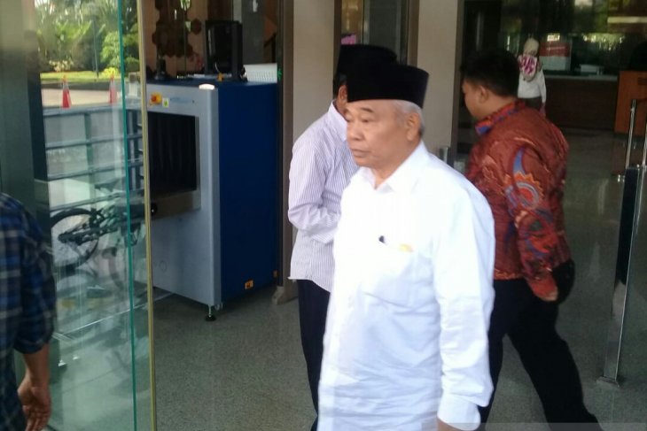 Tokoh PPP Jawa Timur (Jatim) Kiai Asep Saifuddin Chalim saat tiba di gedung KPK, Jakarta, Senin (25/3/2019). (Antara/Benardy Ferdiansyah)