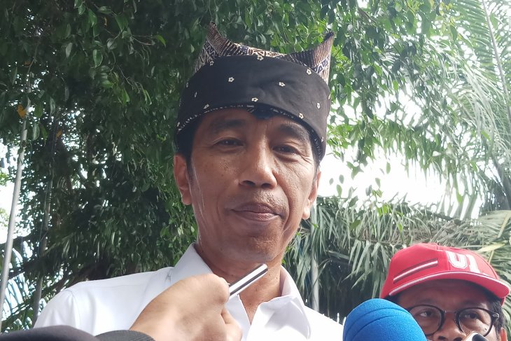 Mengenakan ikat kepala khas Banyuwangi, Jokowi menyapa warga Banyuwangi, Senin, 25 Maret 2019. (Foto: dok/antara)
