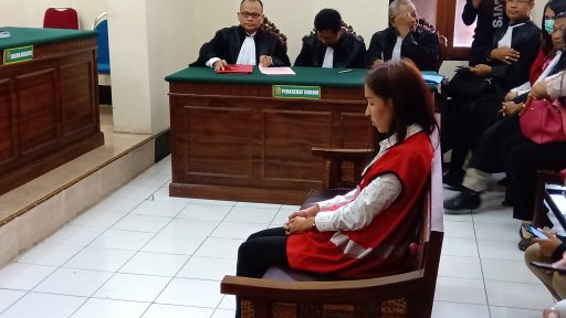 Terdakwa Muncikari saat menjalani persidangan di PN Surabaya, Senin 25 Maret 2019. (Foto: farid/ngopibareng.id) 