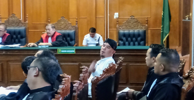 Dhani saat menjalani persidangan di PN Surabaya. (Foto: Farid/ngopibareng.id) 