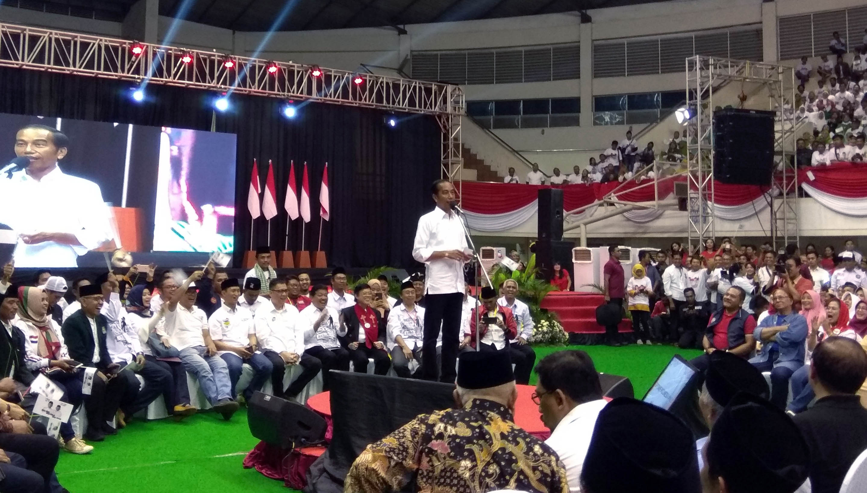 Calon Presiden Nomor urut 1, Jokowi saat kampanye di depan ribuan pendukungnya di Gor Ken Arok, Malang, Senin, 25 Maret 2019 malam. (Foto: Fajar/ngopibareng.id)
